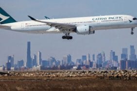 Cathay Pacific Uçuşunda Kapıyı Açmaya Çalışan Yolcu Gözaltına Alındı_20251214_093719_0000