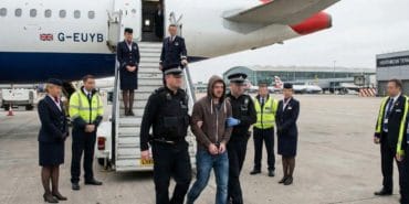 Heathrow'da Skandal_ Biletsiz Yolcu _Aile Kılığına Girip_ British Airways U_20251221_080436_0000