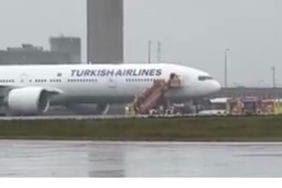 Paris Charles de Gaulle Havalimanı'nda İstanbul seferini yapmaya hazırlanan_20251207_163913_0000