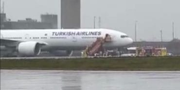 Paris Charles de Gaulle Havalimanı'nda İstanbul seferini yapmaya hazırlanan_20251207_163913_0000
