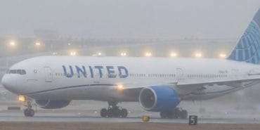 United’ın ilk teslim edilen Boeing 777-200 uçağı N777UA Victorville’de depo_20251202_215553_0000