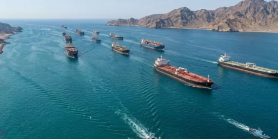 Petrol Yüklü Tankerler Hürmüz Boğazı’ndan Geçmeye Başladı