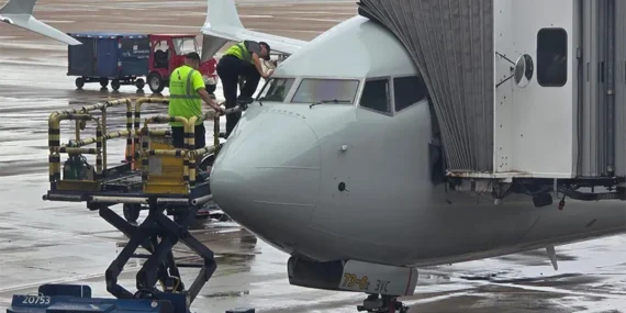 Uçak Kilitlendi, Pilot Kokpitten Giriş Yaptı