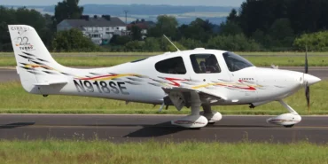 Küçük Uçak Alev Aldı, Paraşüt Hayat Kurtardı Cirrus SR22