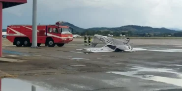 İtalya'da Şiddetli Fırtına Uçakları Devirdi Forli Havalimanı Uçuşlara Kapatıldı