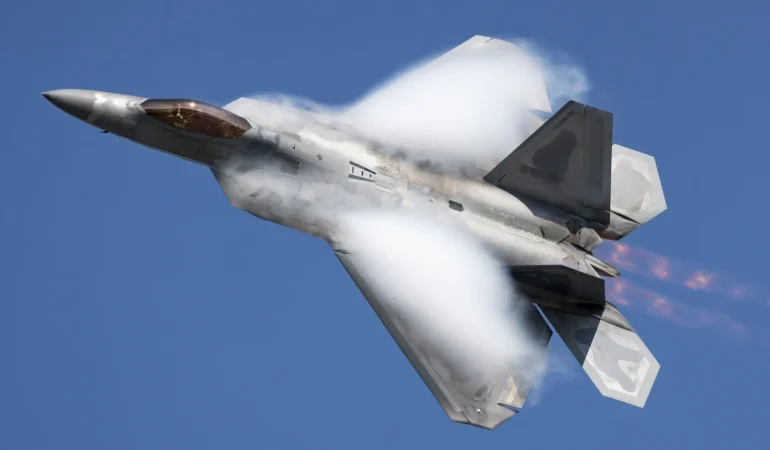 Japonya'da F-22 Raptor Acil İniş Gerçekleştirdi F-22 Raptor