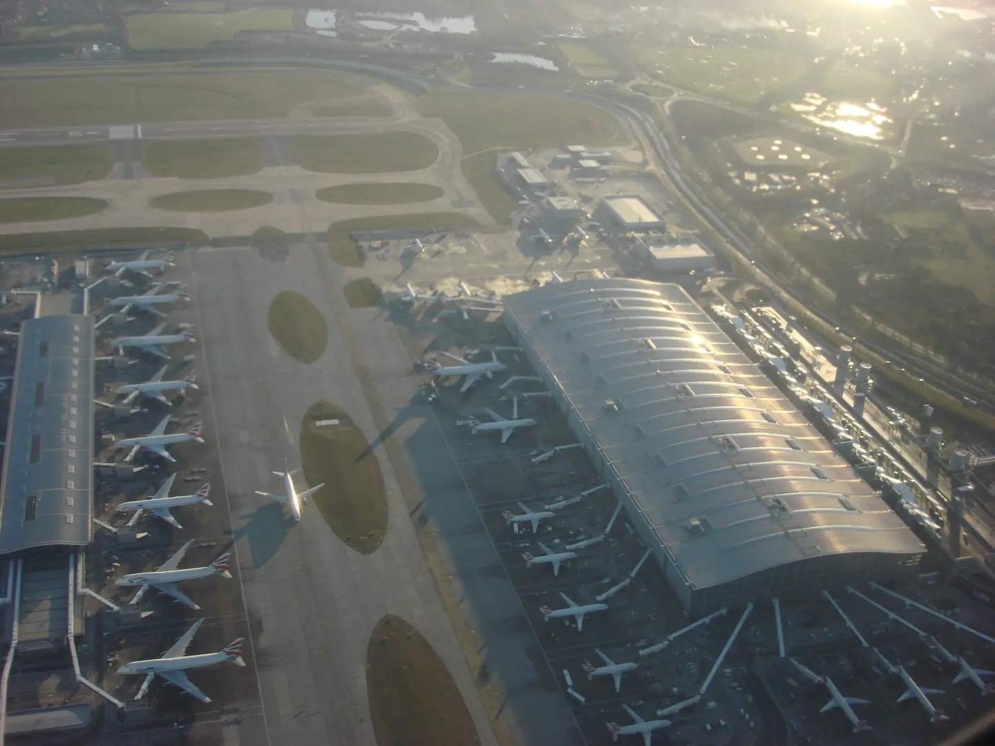 Heathrow Havalimanı'nda Pist Yakınında Yangın Çıktı Heathrow Havalimanı