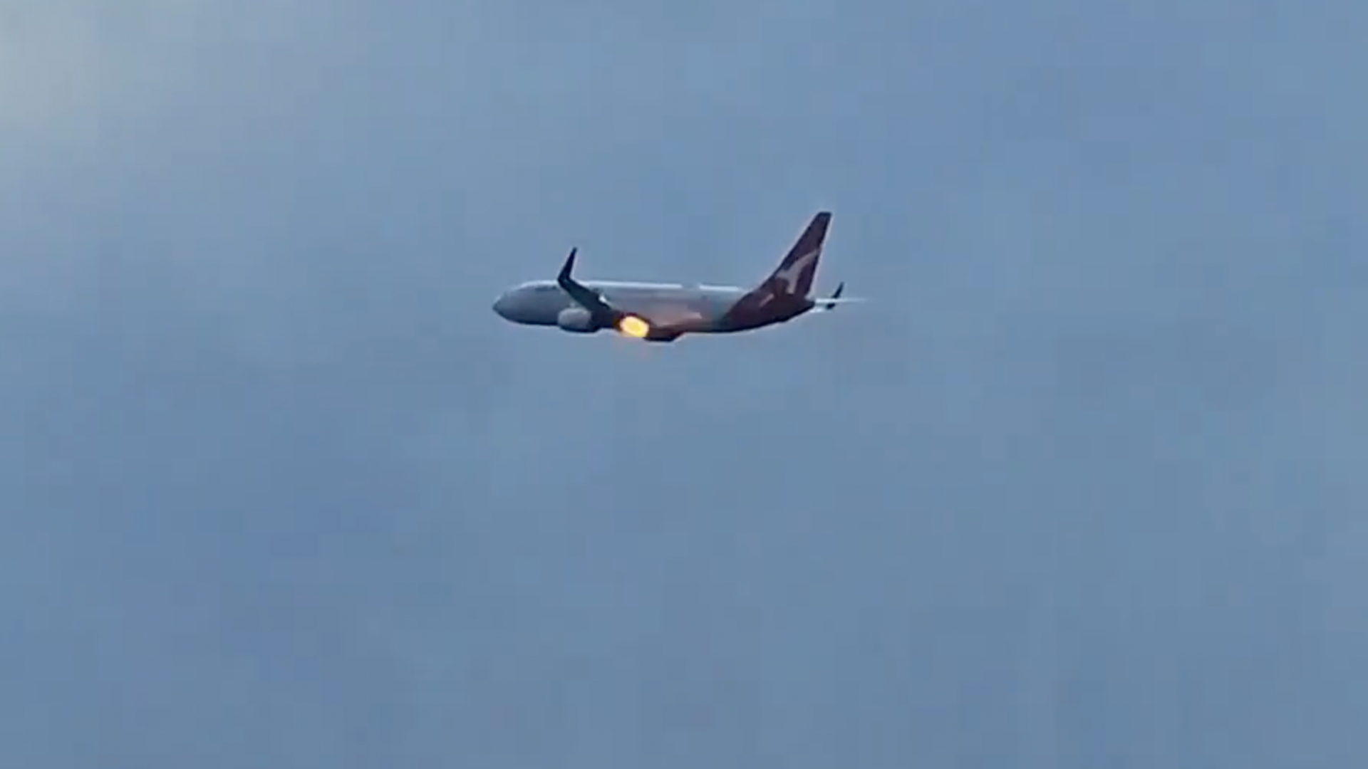 Qantas'a Ait Uçağın Motorundan Alev Çıktı Qantas Airlines motor alev aldı