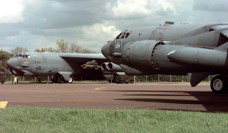 RAF Fairford Üssü askeri uçak