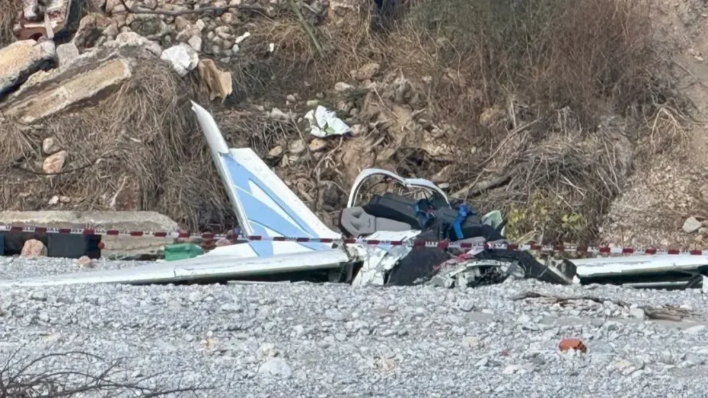 Yunanistan'ın Pieria bölgesinde düşen tek motorlu hafif uçağın enkazı