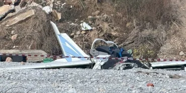 Yunanistan'ın Pieria Bölgesinde Hafif Uçak Düştü: 2 Kişi Hayatını Kaybetti Yunanistan'ın Pieria bölgesinde düşen tek motorlu hafif uçağın enkazı