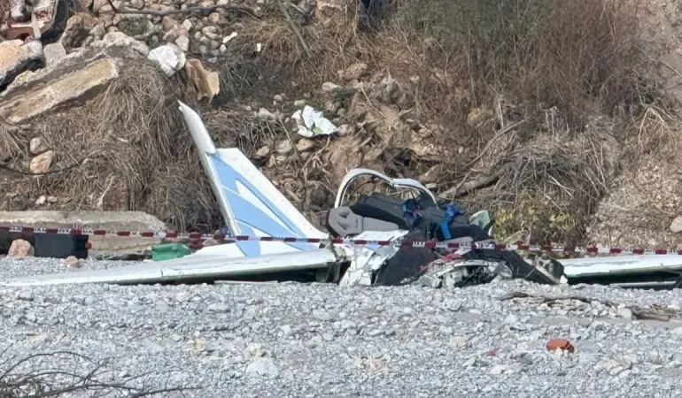 Yunanistan'ın Pieria bölgesinde düşen tek motorlu hafif uçağın enkazı