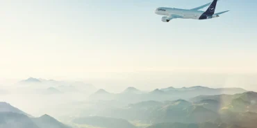 Dağların üzerinde uçan Lufthansa yolcu uçağı