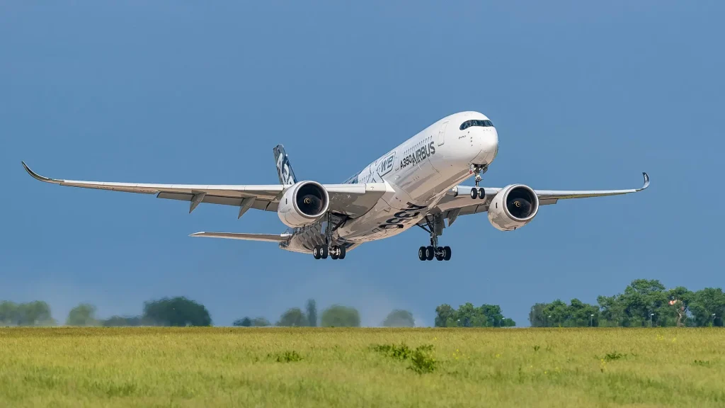 Airbus A350-900 test uçağı kalkış yaparken