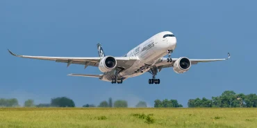 Airbus A350-900 test uçağı kalkış yaparken