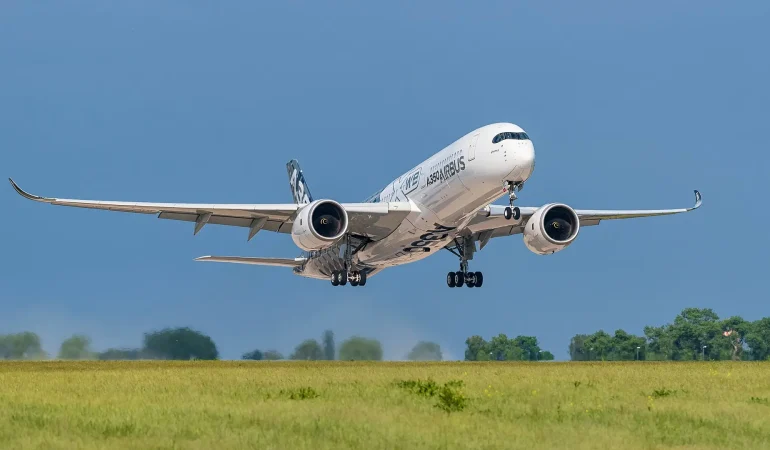 Airbus, Yılın İlk 9 Ayında 547 Uçak Teslim Etti, Geliri Yüzde 7 Arttı Airbus A350-900 test uçağı kalkış yaparken