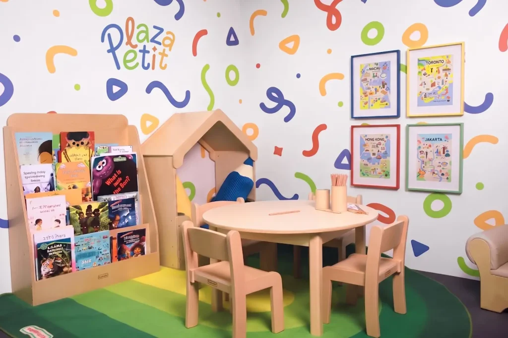 Plaza Petit çocuk alanında kitaplık, oyun evi ve çocuk masası