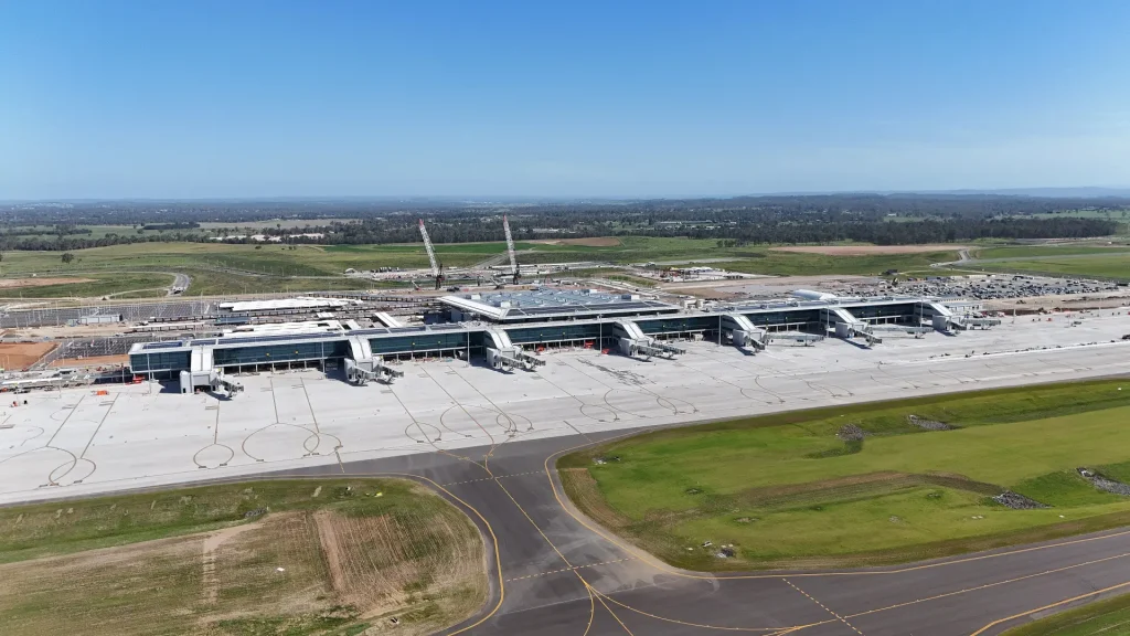 Western Sydney Uluslararası Havalimanı terminal binasının havadan görünümü