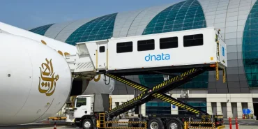 dnata, Dubai Havalimanı'nda Erişilebilir Seyahat Hizmetlerini Yeni Ekipmanlarla Güçlendiriyor Dubai Havalimanı'nda Emirates uçağının yanında dnata ambulift aracı