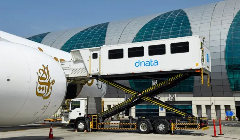 Dubai Havalimanı'nda Emirates uçağının yanında dnata ambulift aracı