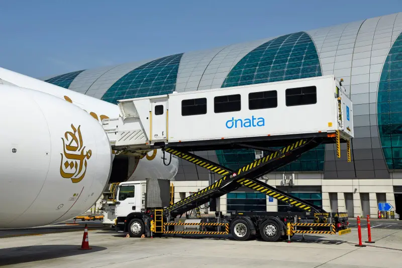 Dubai Havalimanı'nda Emirates uçağının yanında dnata ambulift aracı