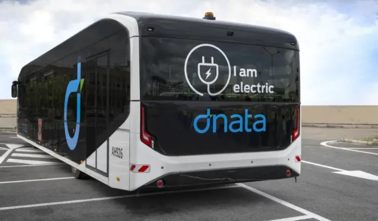 dnata'nın Roma Fiumicino Havalimanı'ndaki elektrikli apron otobüsü
