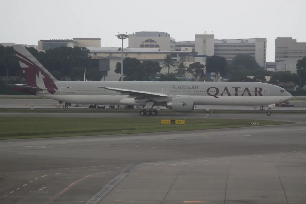Qatar Airways Boeing 777-300ER A7-BAC Singapur Changi'de