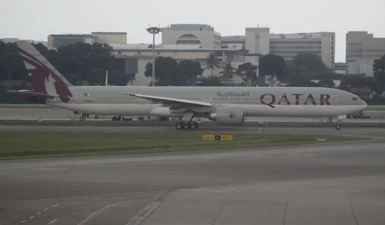Qatar Airways Boeing 777-300ER A7-BAC Singapur Changi'de