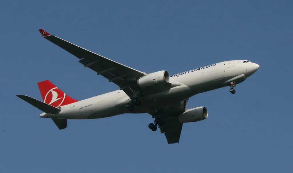 Turkish Cargo Airbus A330-200F kargo uçağı TC-JOZ