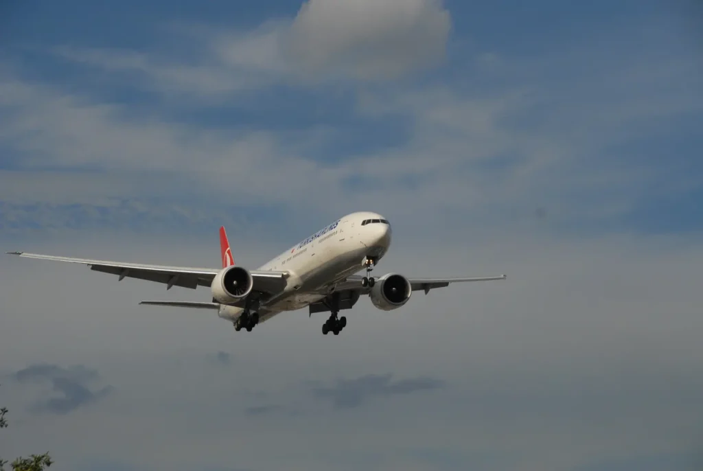 Türk Hava Yolları'nın Boeing 777 uçağı Toronto Pearson Havalimanı'na inişte