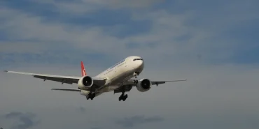 Türk Hava Yolları'nın Boeing 777 uçağı Toronto Pearson Havalimanı'na inişte
