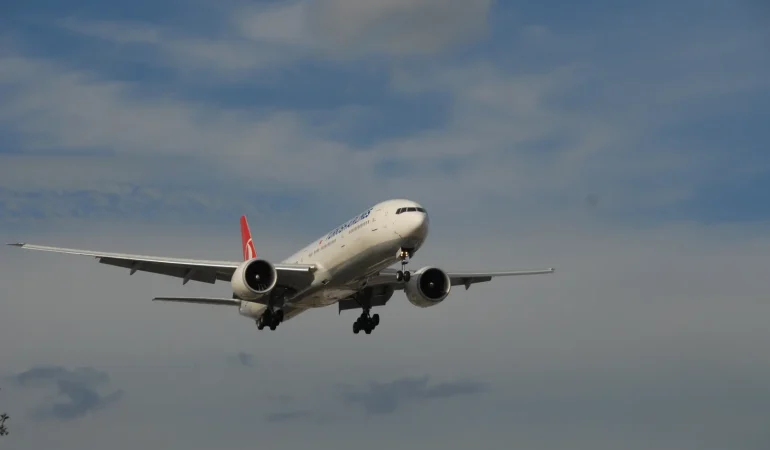 Türk Hava Yolları'nın Boeing 777 uçağı Toronto Pearson Havalimanı'na inişte