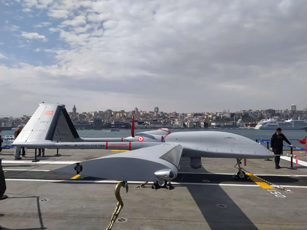 TCG Anadolu'nun pistinde Bayraktar TB3