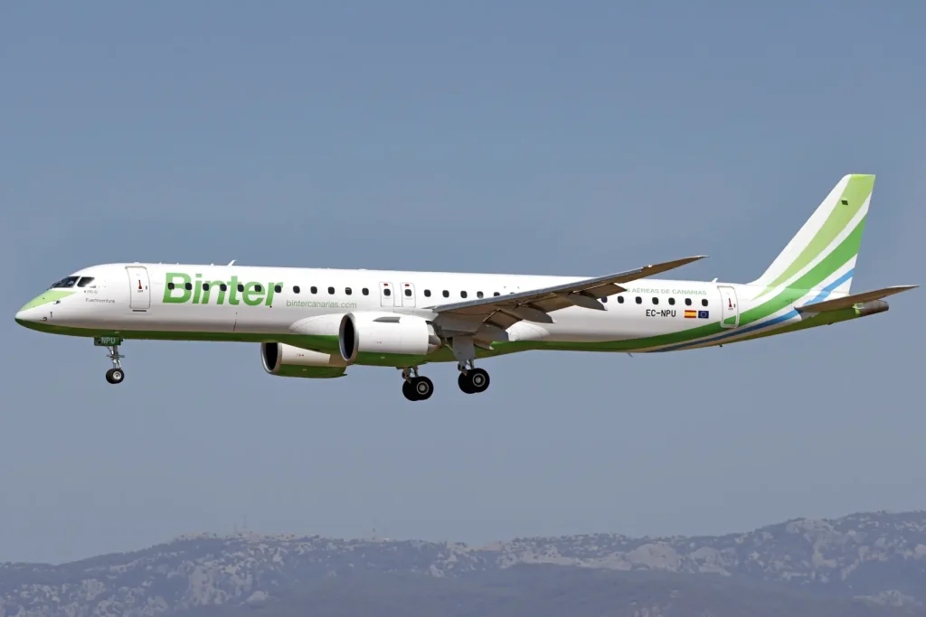 Binter Canarias'a ait Embraer E195-E2 yolcu uçağı
