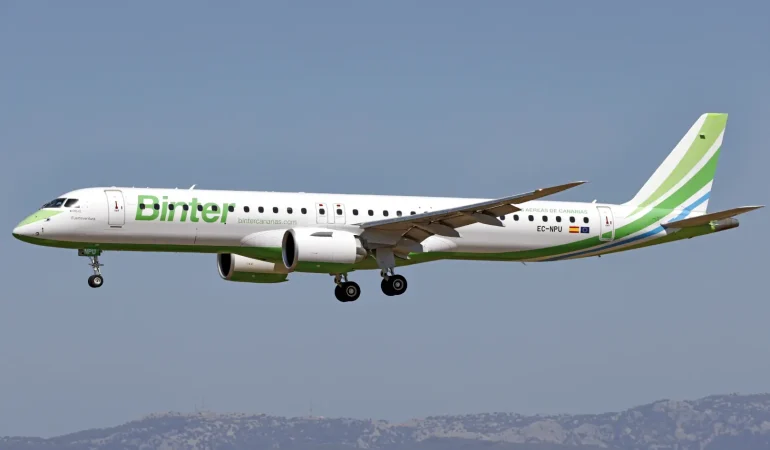 Binter Canarias'a ait Embraer E195-E2 yolcu uçağı