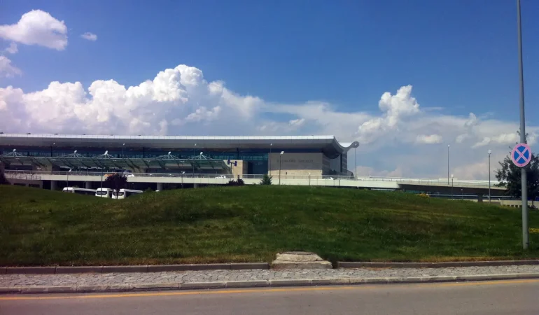 TAV Havalimanları'nın Net Kârı İlk Dokuz Ayda İki Katından Fazla Artarak 173 Milyon Avroya Ulaştı Ankara Esenboğa Havalimanı terminal binası