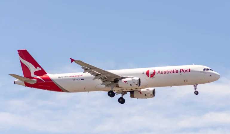 Qantas Freight için uçan Airbus A321P2F VH-ULY