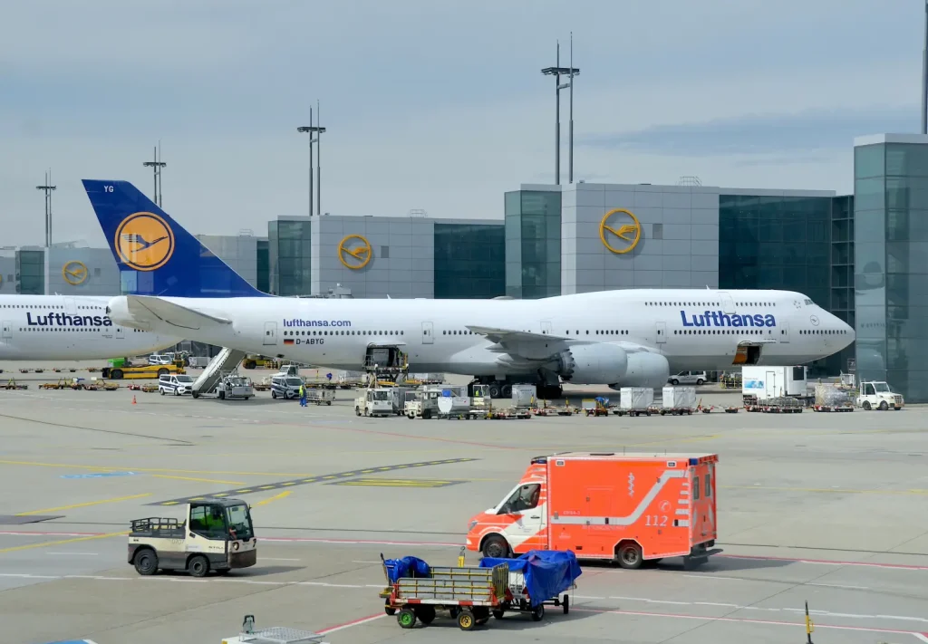 Frankfurt Havalimanı'nda Lufthansa Boeing 747-8 uçağı