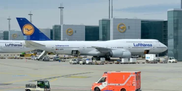 Frankfurt Havalimanı'nda Lufthansa Boeing 747-8 uçağı