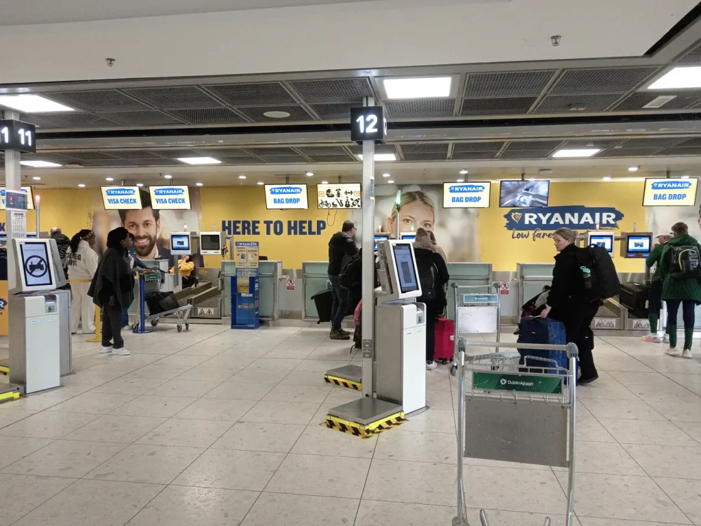 Dublin Havalimanı'nda Ryanair check-in ve bagaj teslim bankosu