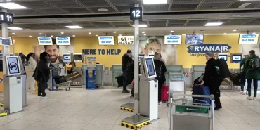 Dublin Havalimanı'nda Ryanair check-in ve bagaj teslim bankosu