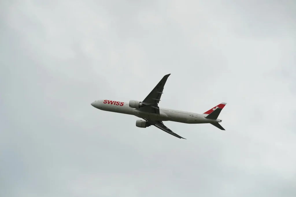 SWISS'e ait Boeing 777-300ER yolcu uçağı kalkış yaparken