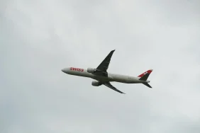 SWISS, Dubai Seferlerine Dönüşü 25 Kasım'a Erteledi SWISS'e ait Boeing 777-300ER yolcu uçağı kalkış yaparken