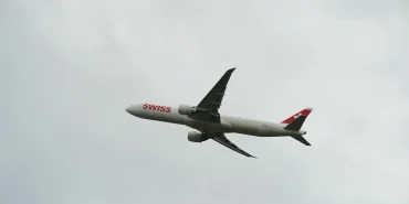 SWISS, Dubai Seferlerine Dönüşü 25 Kasım'a Erteledi SWISS'e ait Boeing 777-300ER yolcu uçağı kalkış yaparken