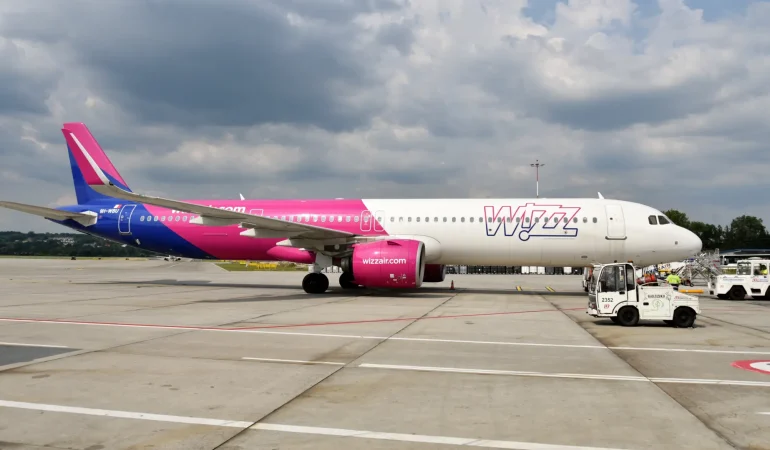 Wizz Air Airbus A321neo uçağı Krakov Havalimanı'nda