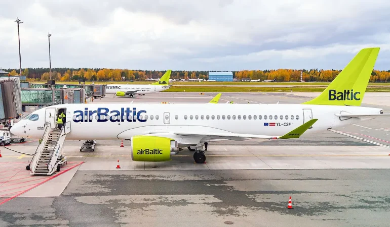 airBaltic Yeniden Yapılanmada 700 Kişiye Kadar İşten Çıkarabilir airBaltic Airbus A220-300 Riga Havalimanı'nda