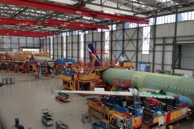 Cirium 20 Yıllık Uçak Teslimat Tahminini 43 Bine Düşürdü: Üretim Kısıtları Belirleyici Olmaya Devam Ediyor Airbus'ın Hamburg'daki A321 son montaj hattı