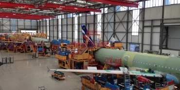 Cirium 20 Yıllık Uçak Teslimat Tahminini 43 Bine Düşürdü: Üretim Kısıtları Belirleyici Olmaya Devam Ediyor Airbus'ın Hamburg'daki A321 son montaj hattı