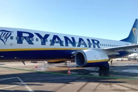 edinburgh havalimani nda bir ryanair ucagi