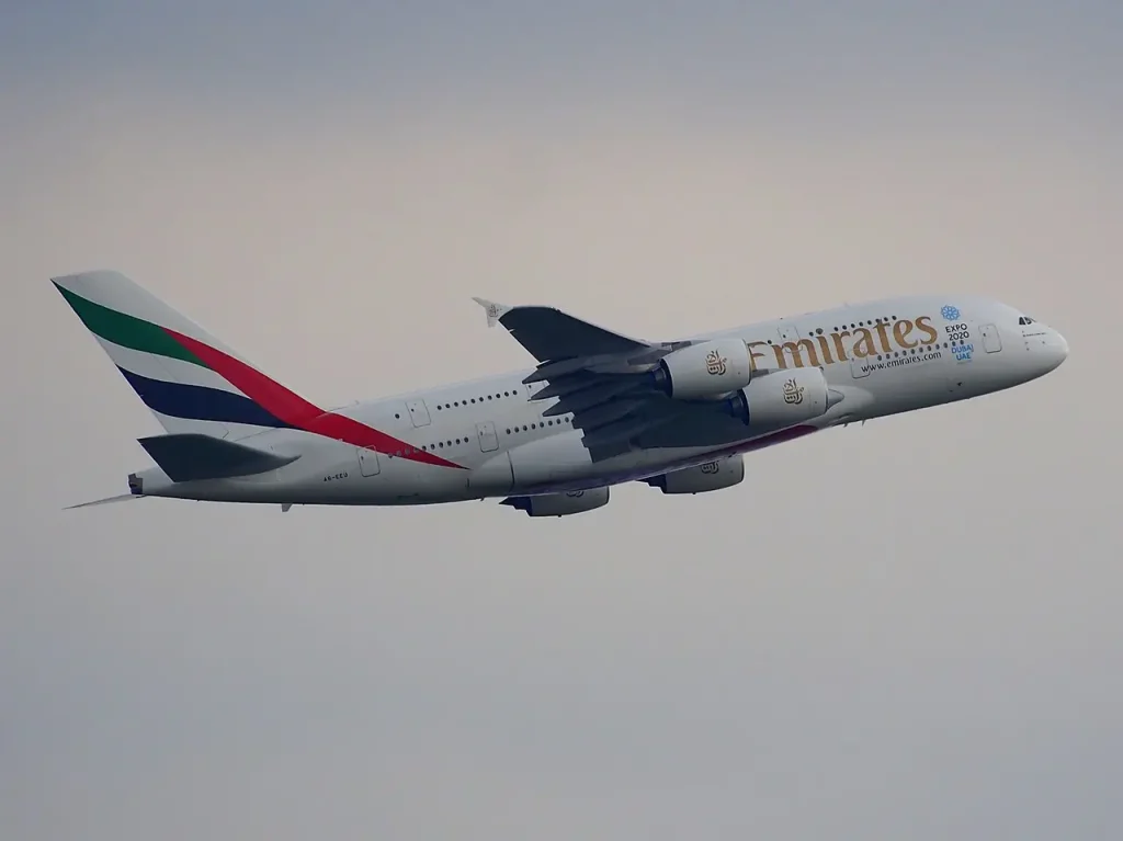 Emirates Airbus A380 Amsterdam Schiphol'den kalkarken